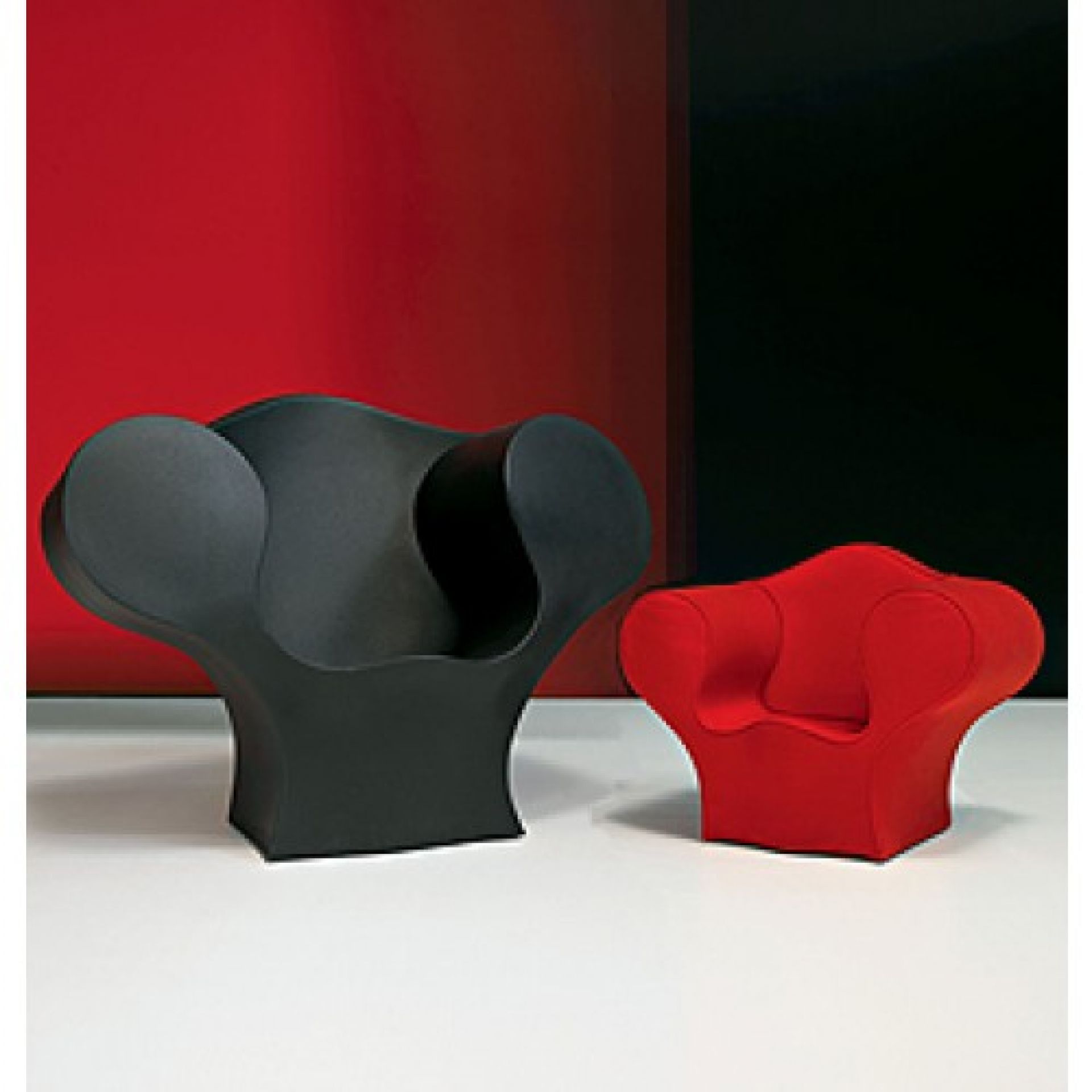 Schwarzer und roter Sessel "Soft Little Easy" von Moroso, modernes Design für Wohnzimmer und Lounge.